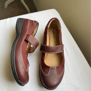 Softspots Mary Jane women's Shoes with a Hook-and-Loop Closure. Size 8.5 Narrow